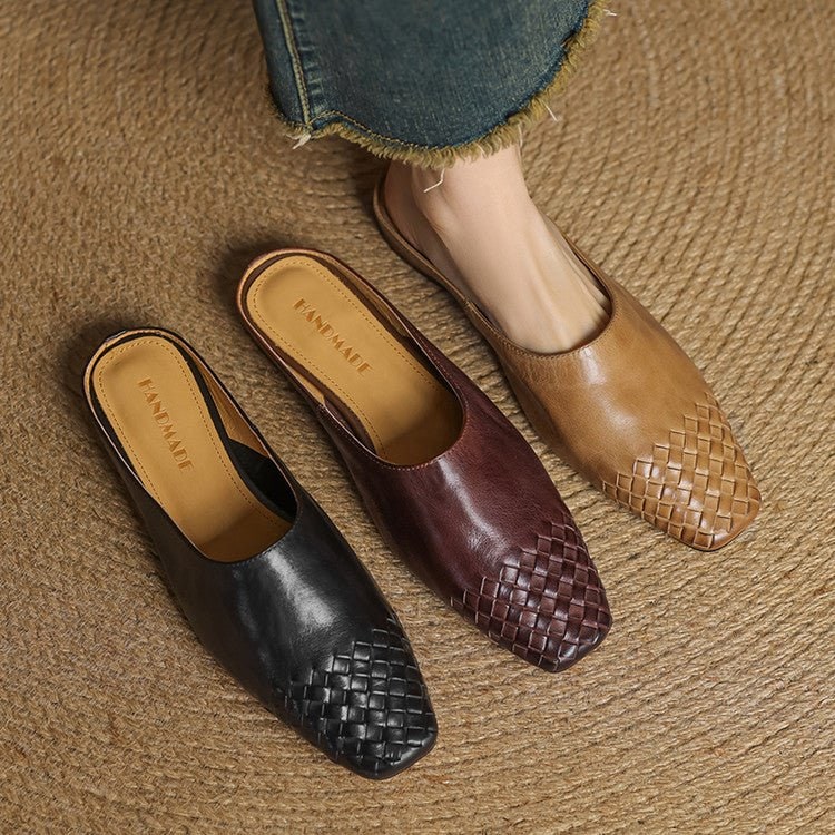 Mule nere da donna stile slip-on, con design intrecciato e punta quadrata. Perfette per un look casual.