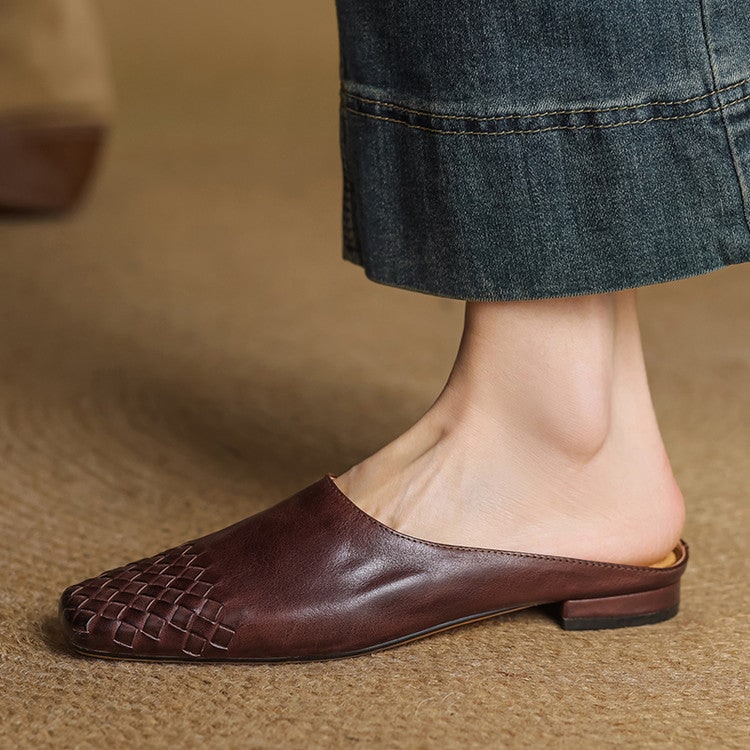 Mules donna estive con punta quadrata intrecciata. Scarpe slip-on chic per comfort quotidiano.