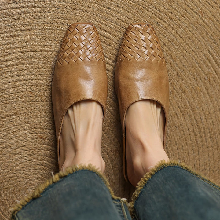 Mules donna fashion con tomaia intrecciata e punta quadrata. Calzature estive versatili.