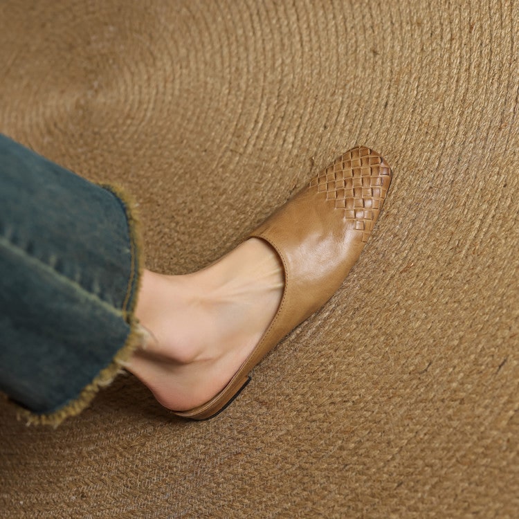 Comfort e stile: mules donna intrecciate con punta quadrata. Scarpe estive facili da indossare.
