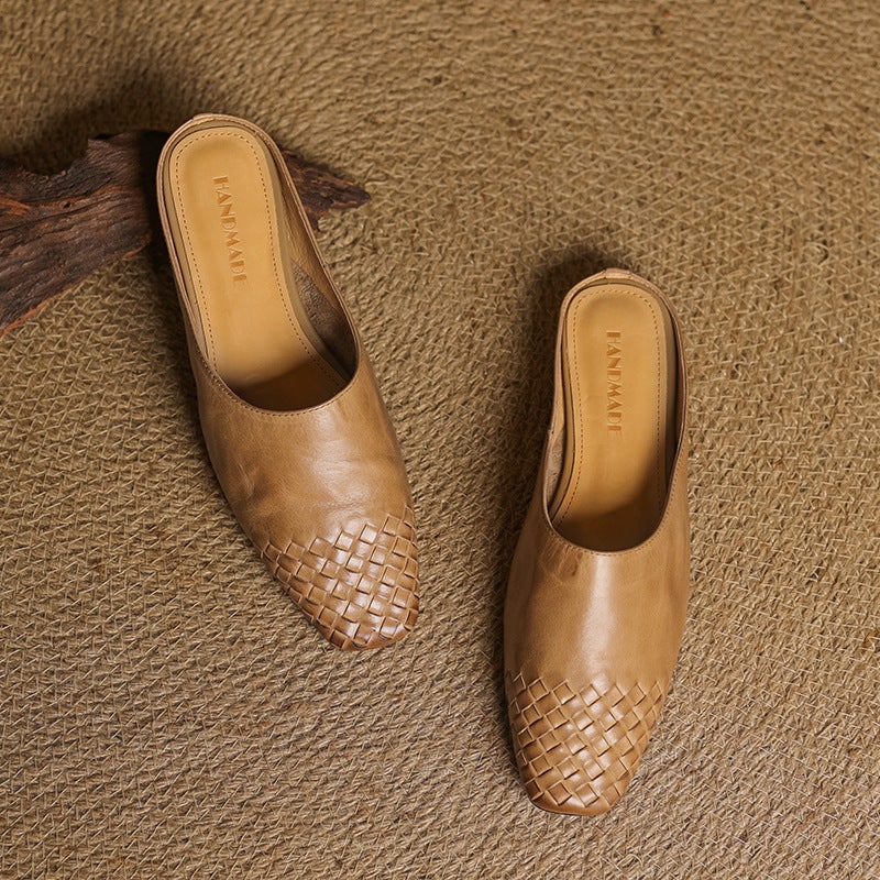 Mules da donna con punta quadrata. Dettaglio intrecciato per un look casual-elegante estivo.