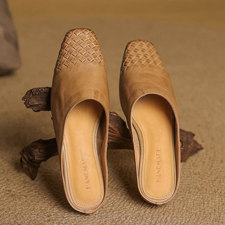 Calzature donna estive: mules intrecciate slip-on con punta quadrata. Moda e praticità.