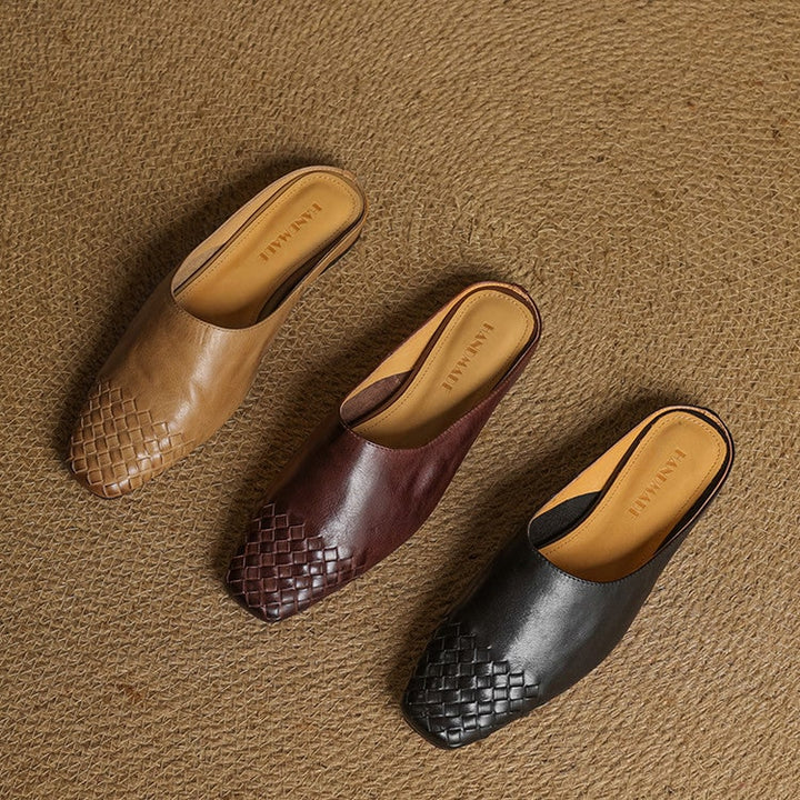 Mules donna chic con punta quadrata e intreccio decorativo. Ideali per giornate estive.