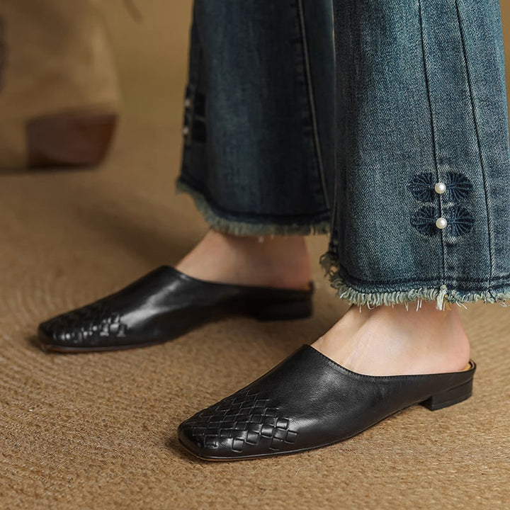 Mules slip-on da donna, design intrecciato e punta quadrata. Eleganza casual per l'estate.