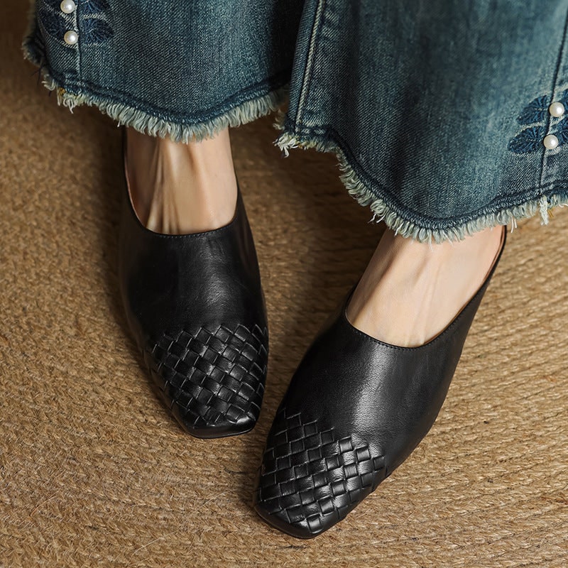 Mules estive donna intrecciate. Punta quadrata per un tocco moderno e facili da indossare.