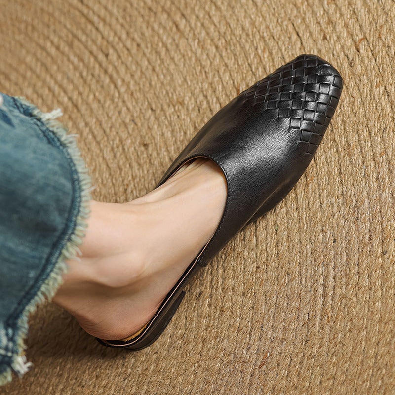 Mules da donna intrecciate, punta quadrata. Calzature casual chic per le tue passeggiate.