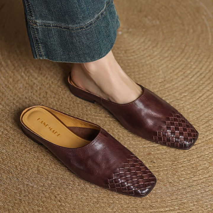 Eleganti mules da donna intrecciate, punta quadrata. Calzature estive facili da indossare.