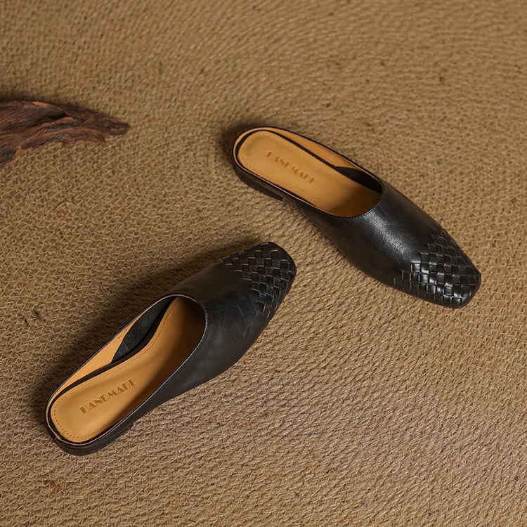 Mules donna fashion, tomaia intrecciata e punta quadrata. Calzature estive versatili e comode.