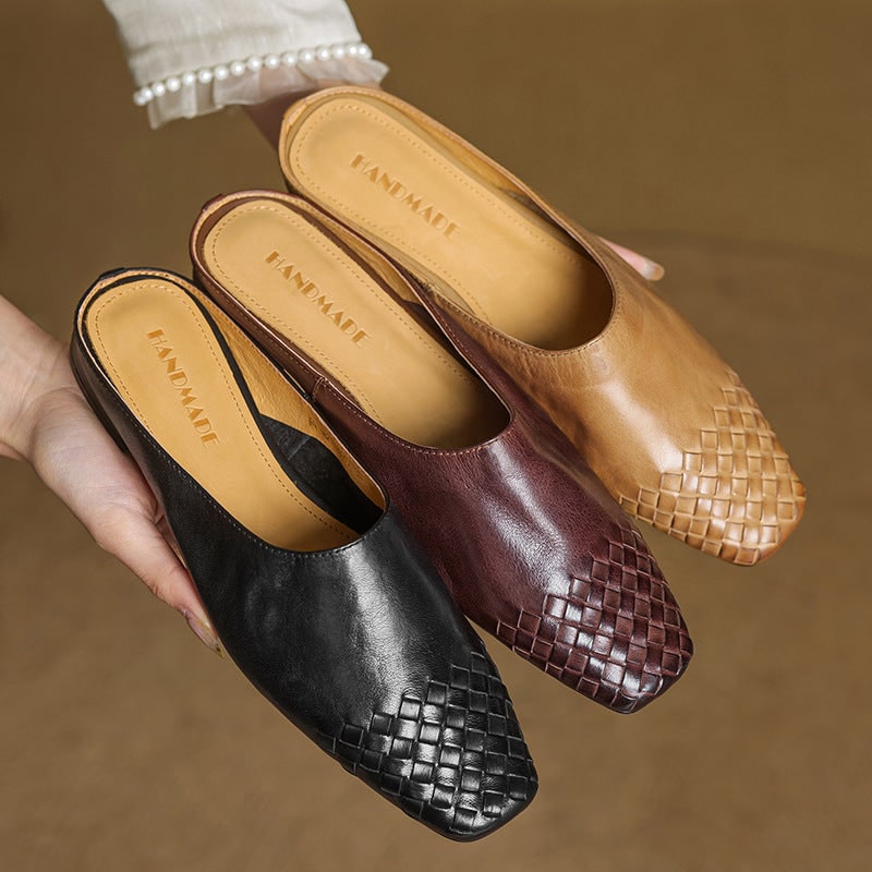 Scarpe estive donna: mules slip-on con punta quadrata e intreccio. Facili da indossare, chic.
