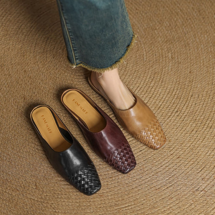 Mules da donna, design intrecciato e punta quadrata. Comfort estivo e stile moderno.