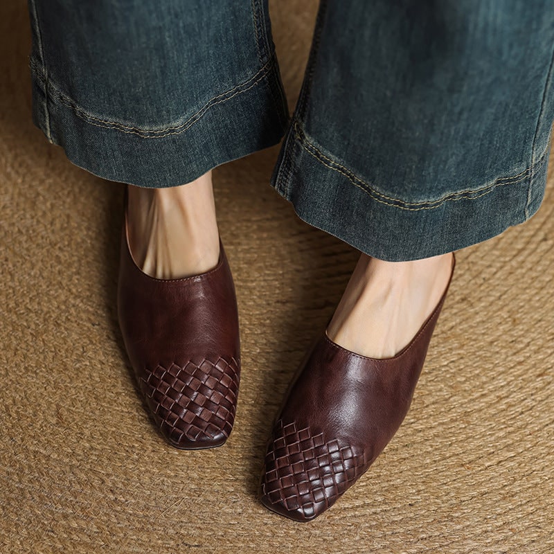 Mules slip-on da donna intrecciate, punta quadrata. Ideali per look estivi chic e comodi.