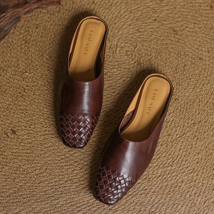 Calzature donna mules casual con dettaglio intrecciato e punta quadrata. Facili da indossare.