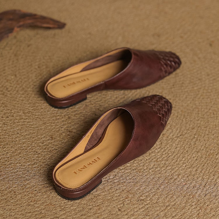 Mules da donna estive con texture intrecciata e punta quadrata. Perfette per comfort e moda.