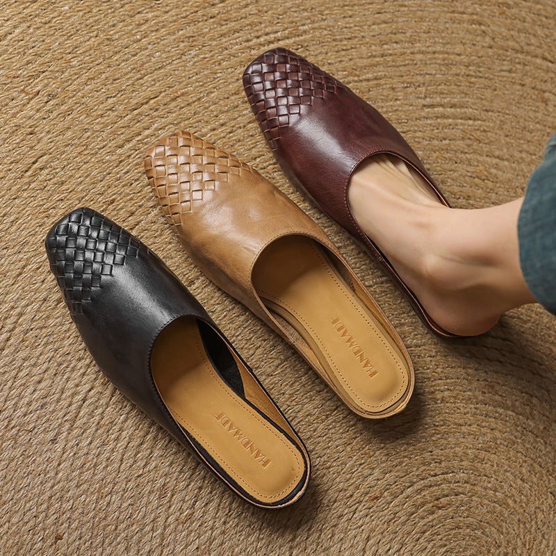 Mules donna eleganti intrecciate. Scarpe slip-on con punta quadrata, ideali per la stagione calda.