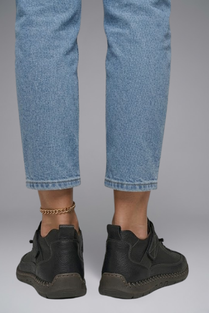 Scarpe da donna slip-on con design moderno. Sneakers basse per un look casual-chic e comfort duraturo.