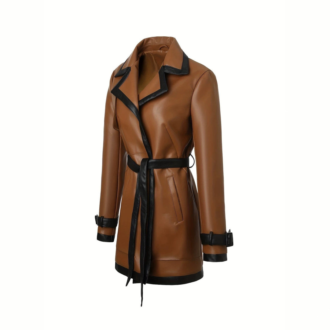 Giacca lunga donna marrone scuro con cintura e raffinati dettagli a contrasto. Ideale per autunno/inverno.