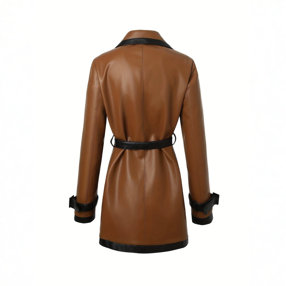 Cappotto donna elegante, trench marrone scuro con cintura. Stile classico per abbigliamento esterno.