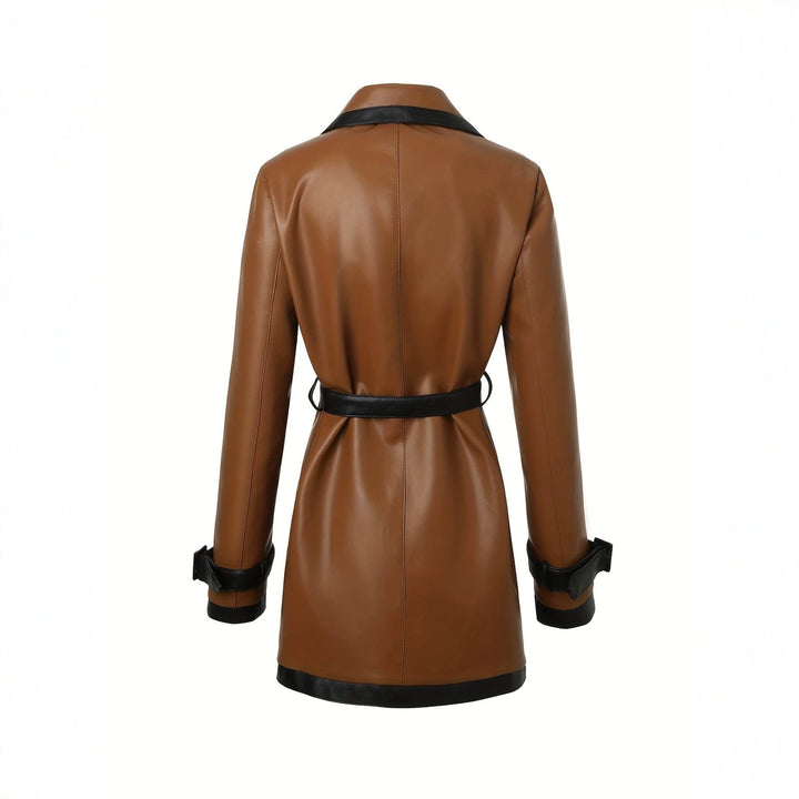 Cappotto donna elegante, trench marrone scuro con cintura. Stile classico per abbigliamento esterno.
