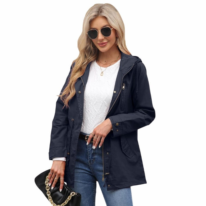 Giacca donna con cappuccio, leggera, utilitaria e versatile. Perfetta come cappotto primavera per look casual.