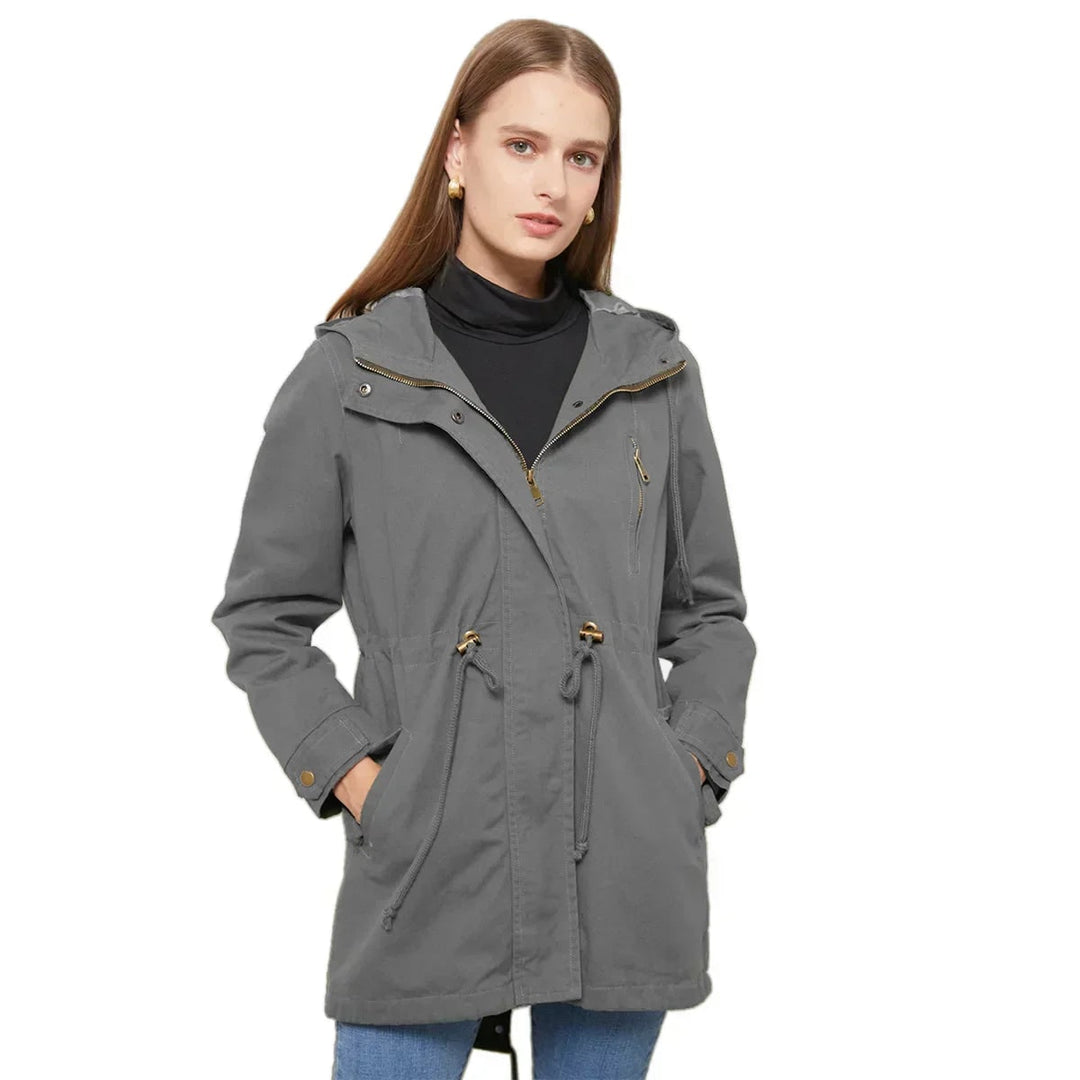 Moda donna: giacca leggera con cappuccio e coulisse in vita, stile casual versatile, adatta a ogni stagione.