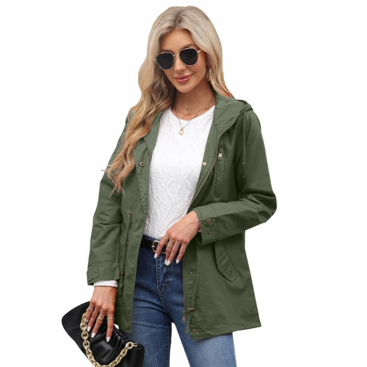 Dettaglio: coulisse in vita su giacca leggera donna con cappuccio. Stile casual e praticità per l'outfit.