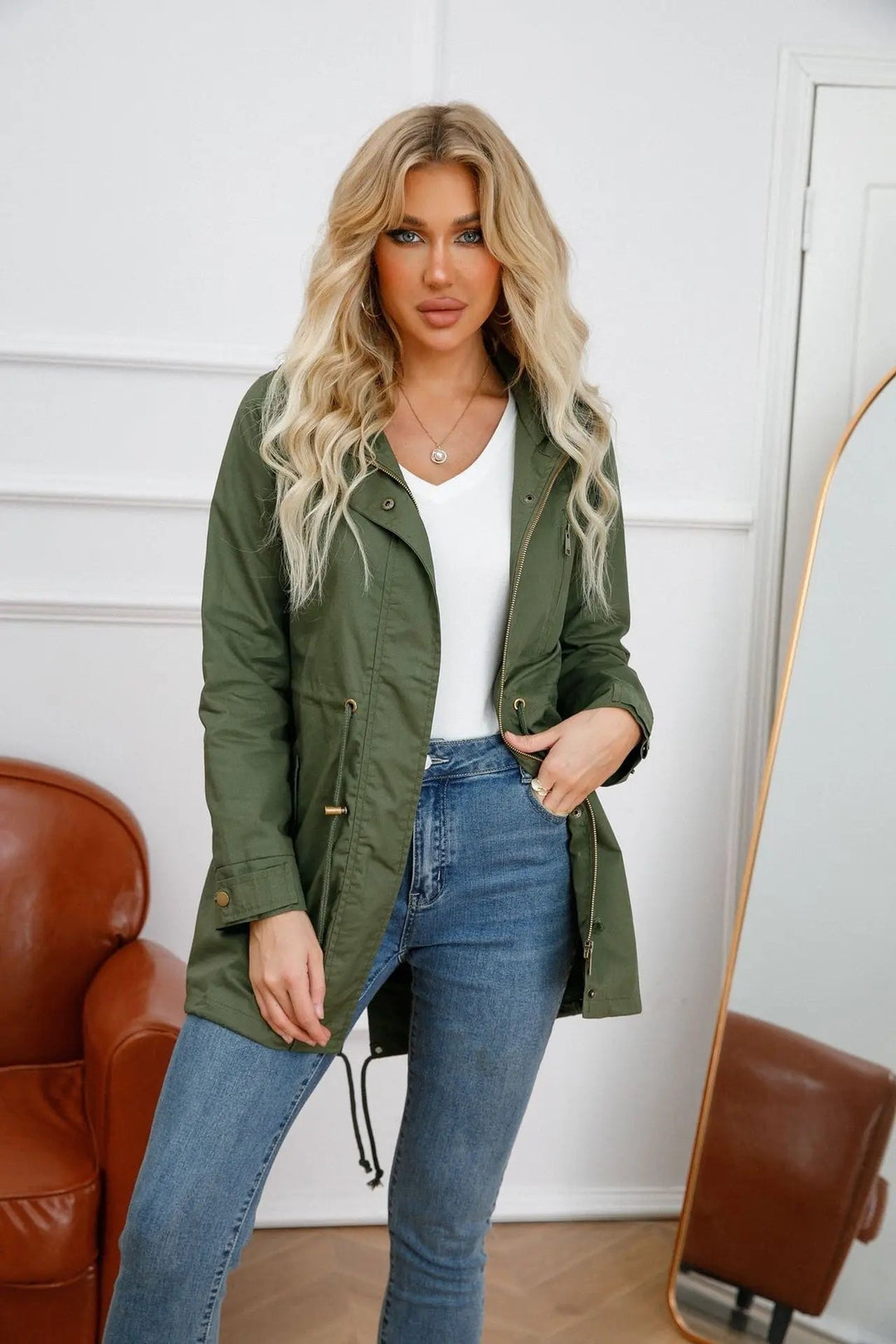 Giacca donna primaverile, leggera, con cappuccio e coulisse. Capospalla utilitario per uno stile casual moderno.