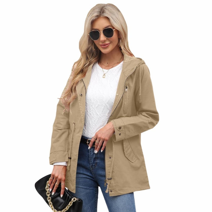 Vista frontale: giacca donna leggera con cappuccio e coulisse in vita, stile utilitario per la primavera.