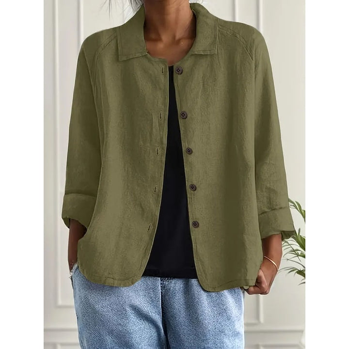 Moda donna: giacca camicia elegante con bottoni e maniche a tre quarti, per un look sofisticato.