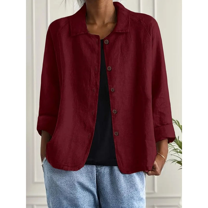 Giacca camicia donna moderna con bottoni, maniche a tre quarti, perfetta per look casual o formali.
