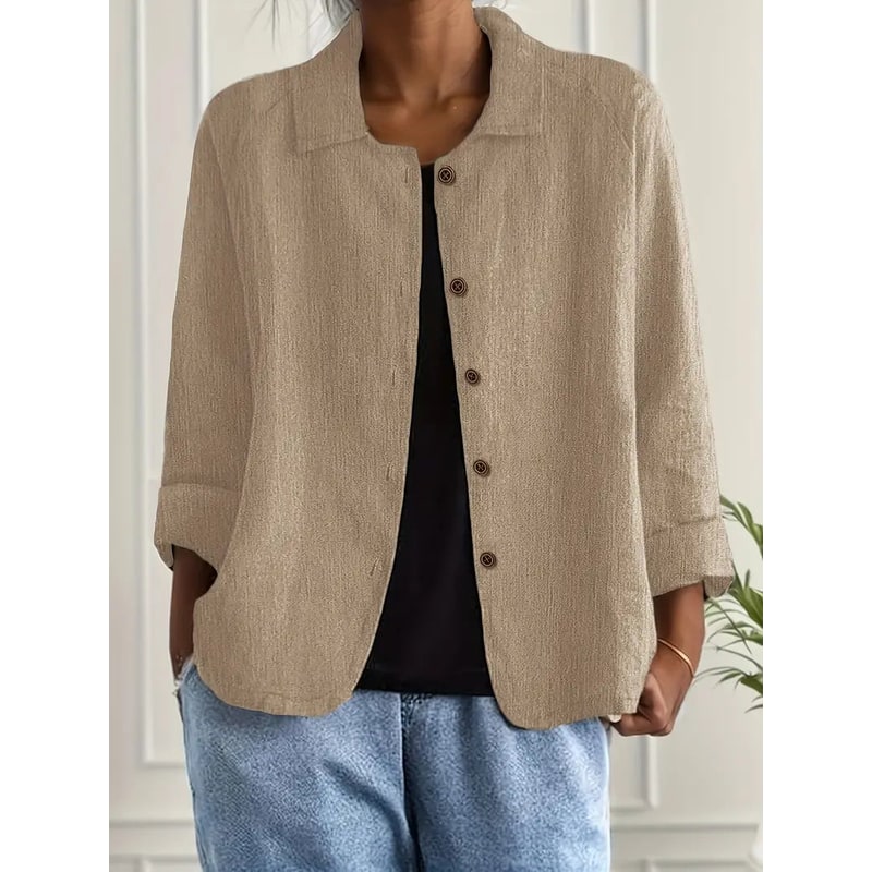Donna indossa giacca camicia elegante a bottoni, maniche tre quarti, abbinabile a jeans o pantaloni.