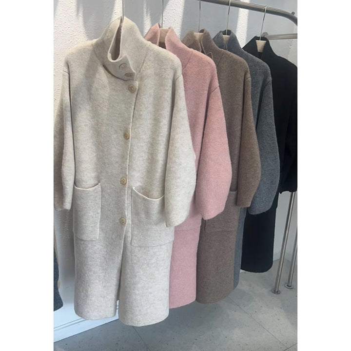 Morbido cardigan lungo donna oversize. Collo ad imbuto e maniche a palloncino per un look autunnale comodo e chic.