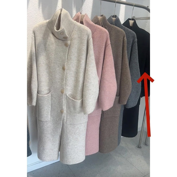 Dettaglio: collo ad imbuto e maniche a palloncino del cardigan lungo donna oversize. Perfetto per un look rilassato.