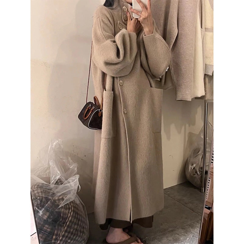 Cardigan leggero donna oversize, collo ad imbuto e maniche a palloncino. Eleganza quotidiana per un cappotto casual.