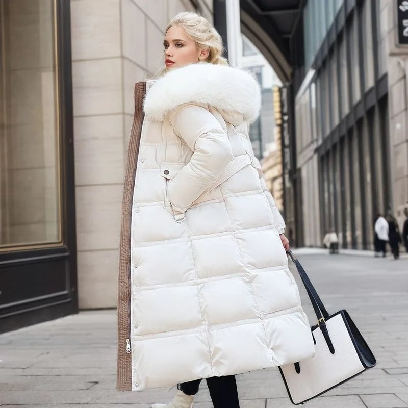 Piumino lungo donna, caldo e versatile con cappuccio e cintura. Perfetto per un look invernale elegante.