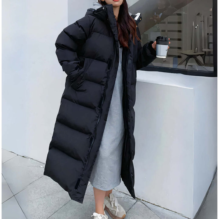 Cappotto piumino invernale da donna, lunghezza maxi, trapuntato per calore extra e stile moderno. Abbigliamento esterno.