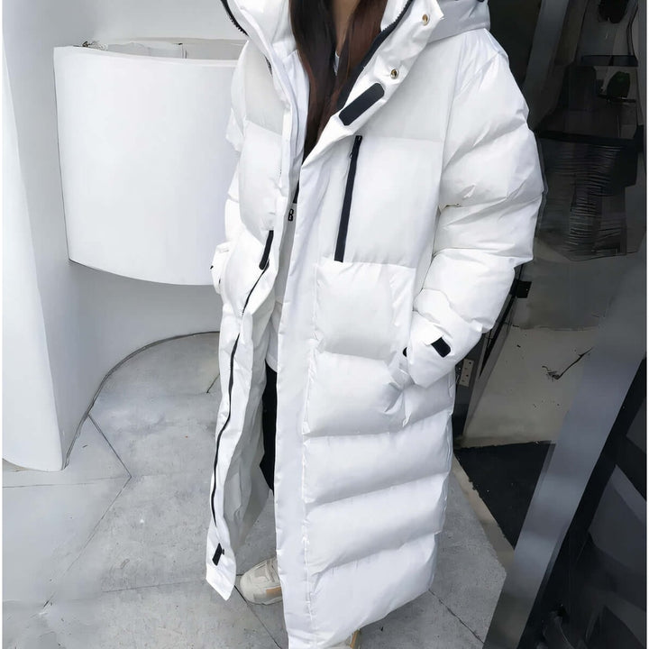 Cappotto piumino lungo da donna, trapuntato, con cappuccio. Caldo e versatile per un outfit invernale casual ed elegante.