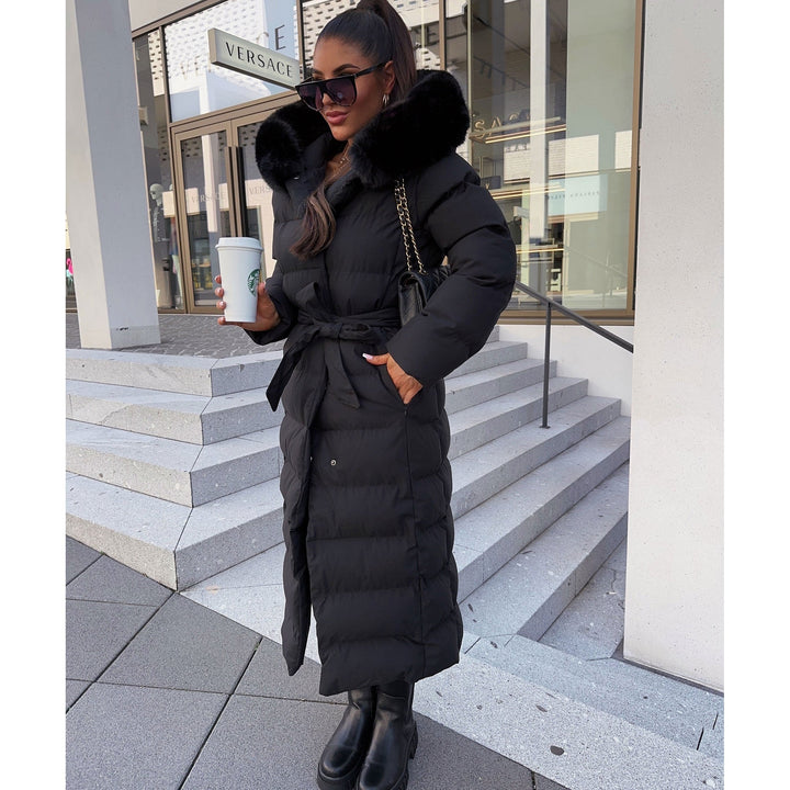 Cappotto imbottito donna trapuntato con cintura e cappuccio in pelliccia sintetica, moda invernale.