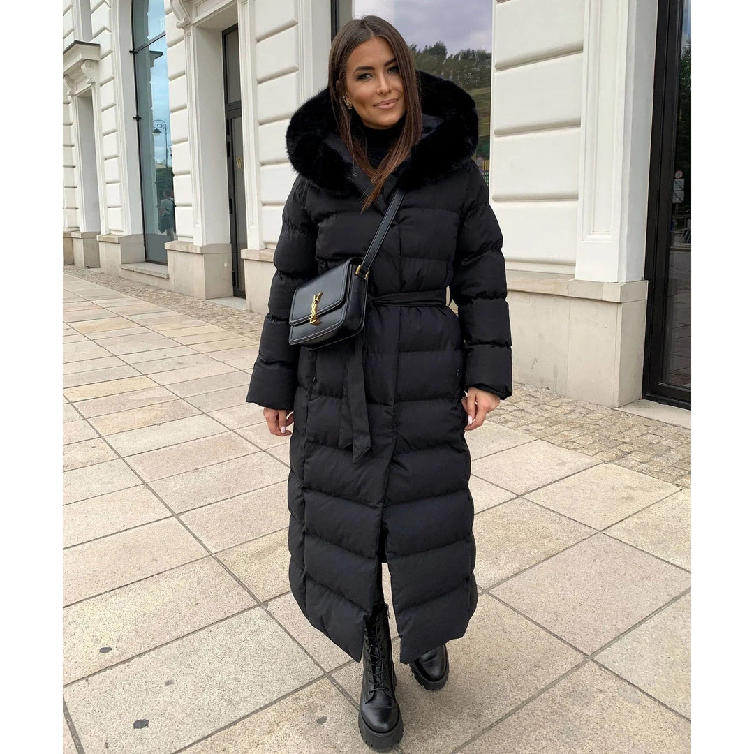 Cappotto donna imbottito lungo, piumino con cappuccio in pelliccia sintetica e cintura, stile elegante invernale.