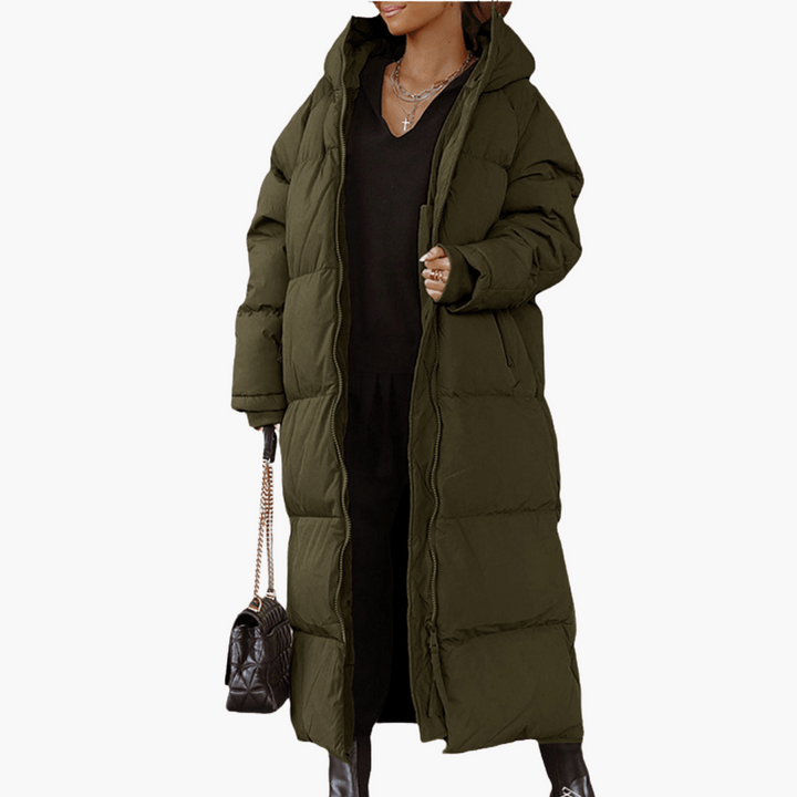 Piumino trapuntato lungo da donna con cappuccio, un cappotto caldo e alla moda per l'inverno, abbigliamento donna.