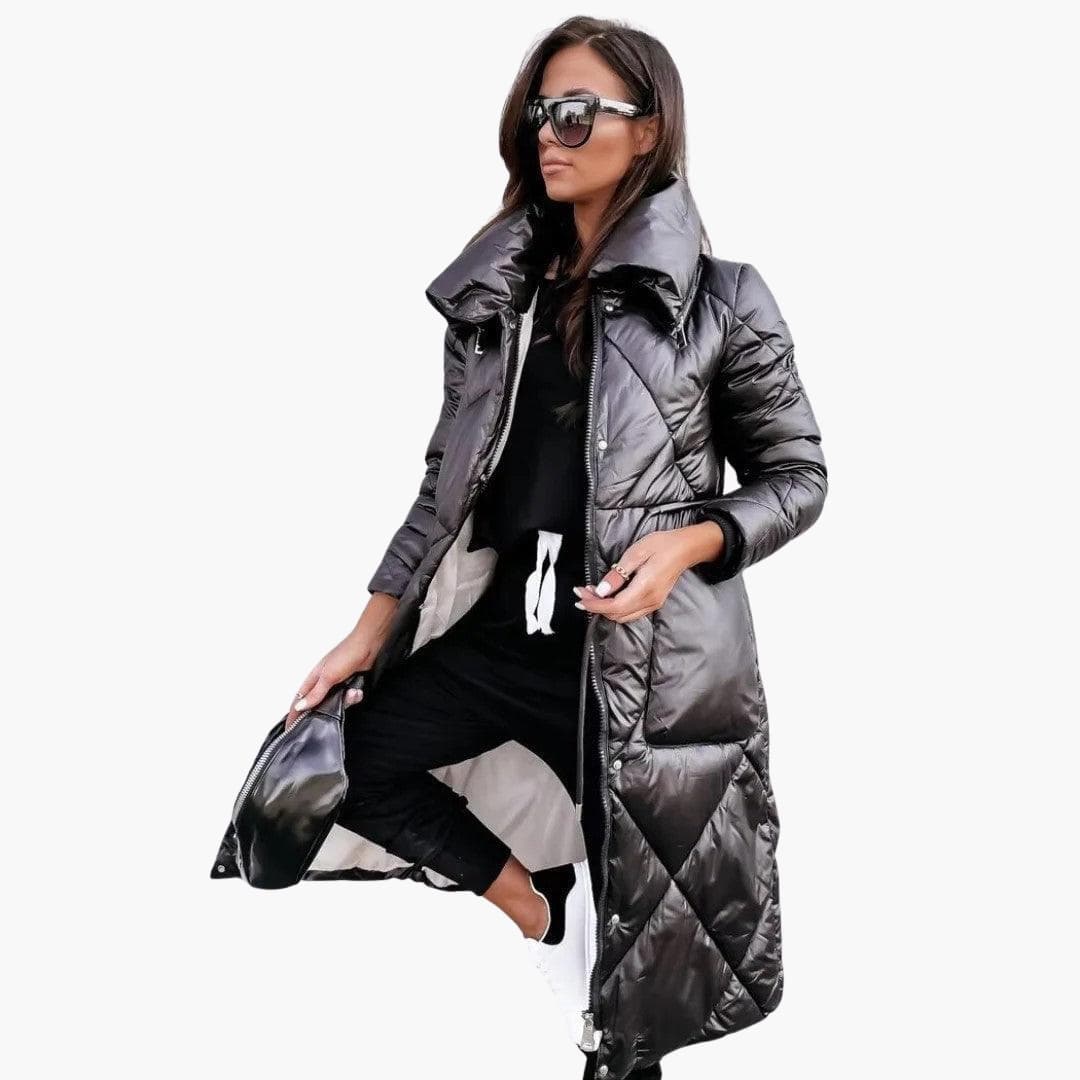 Elegante cappotto piumino donna lungo trapuntato con colletto alto, perfetto per un inverno caldo e alla moda.