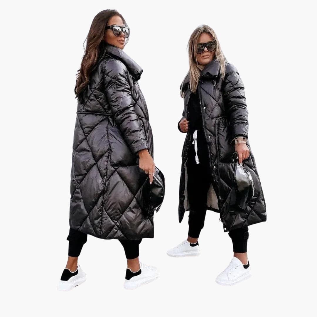 Piumino lungo donna trapuntato, offre calore e comfort con colletto alto, ideale come outerwear elegante invernale.