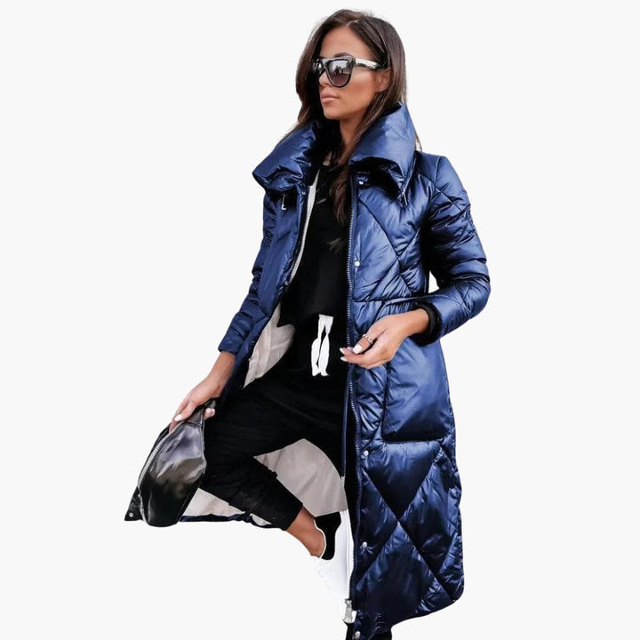 Moderno cappotto piumino lungo trapuntato da donna con colletto alto, per uno stile impeccabile in inverno.
