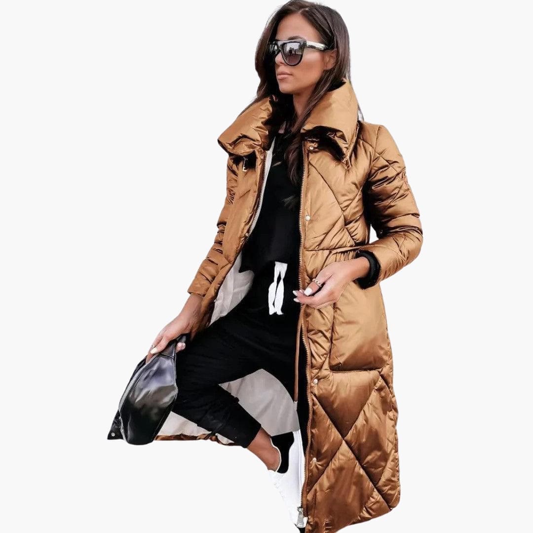 Cappotto piumino lungo trapuntato da donna con colletto alto: un capo moda essenziale per l'inverno.