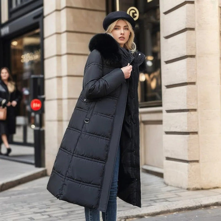 Elegante cappotto donna invernale trapuntato, lungo, con cappuccio in ecopelliccia. Perfetto per la moda inverno.