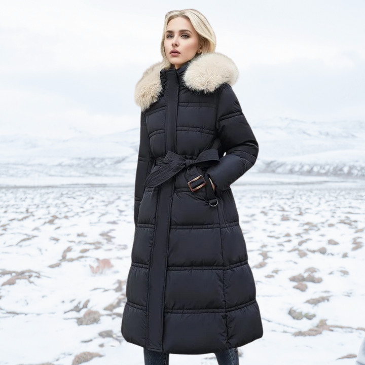 Cappotto donna trapuntato lungo, invernale, con soffice cappuccio in ecopelliccia. Ideale per outwear moda.