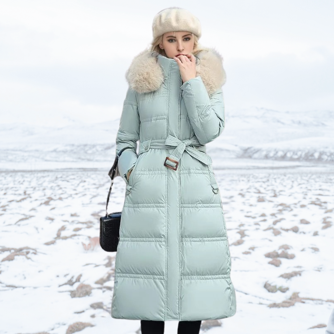 Moderno cappotto donna invernale lungo, trapuntato, con cappuccio in ecopelliccia. Outwear elegante e caldo.