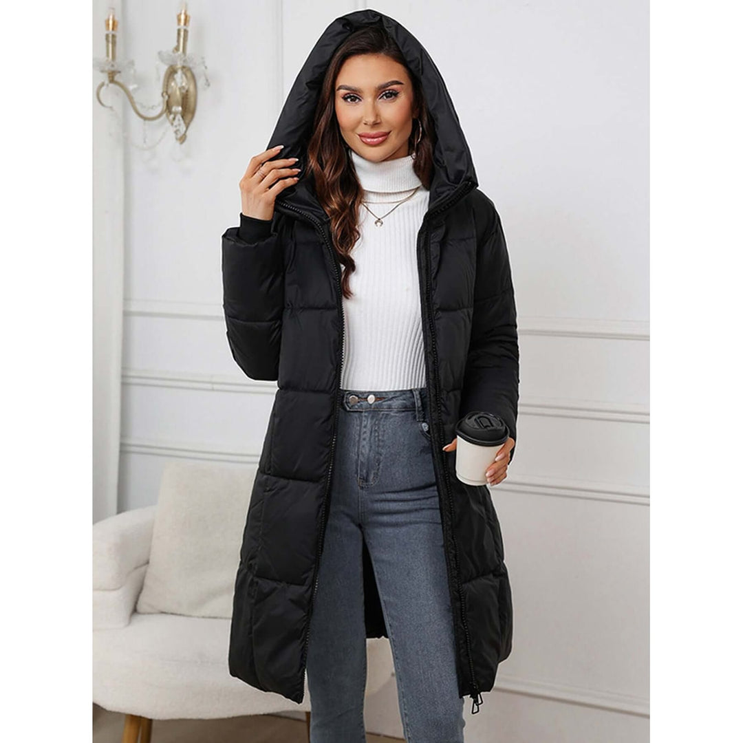 Piumino lungo donna, design trapuntato, ideale per mantenere calore e stile durante l'inverno.