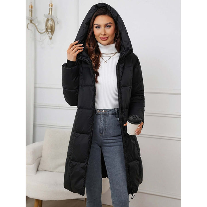Piumino lungo donna, design trapuntato, ideale per mantenere calore e stile durante l'inverno.