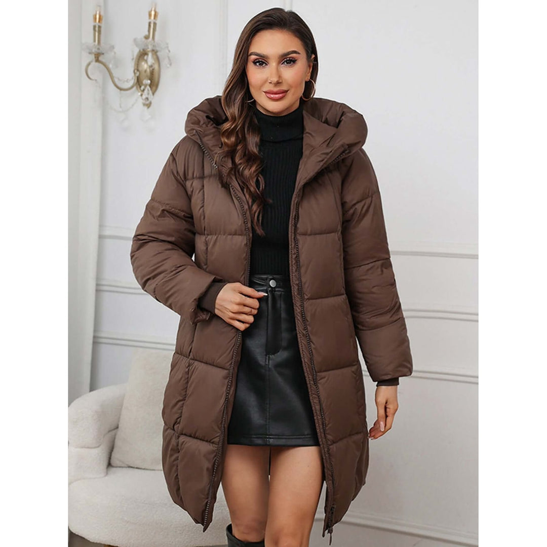 Piumino donna con cappuccio trapuntato e cerniera bidirezionale, stile sofisticato e comfort.