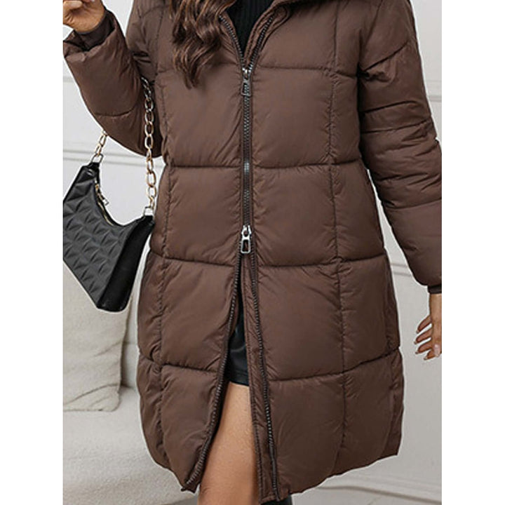 Outerwear donna: cappotto invernale lungo, trapuntato, offre calore e un look raffinato.